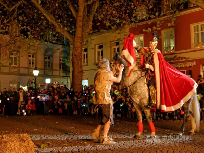 每年11月聖馬丁日,德國萊茵蘭地區都會重現聖馬丁騎馬分享披風給貧者的傳統,慶典儀式通常結合燈籠遊行與歌唱活動。(取自德國聯合國教科文組織委員會網站)中央社記者林尚縈柏林傳真 115年3月30日
