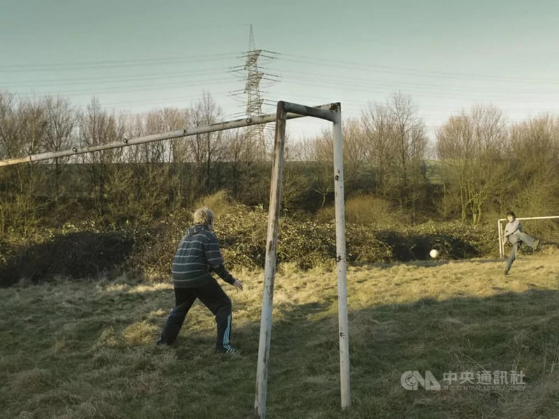 德國孩童與青少年在公園空地踢足球，透過口頭約定與即時協調進行比賽，展現自發參與與社群互動的「空地足球文化」，為此次新增的德國國內非物質文化遺產之一。（取自德國聯合國教科文組織委員會網站）中央社記者林尚縈柏林傳真　115年3月30日