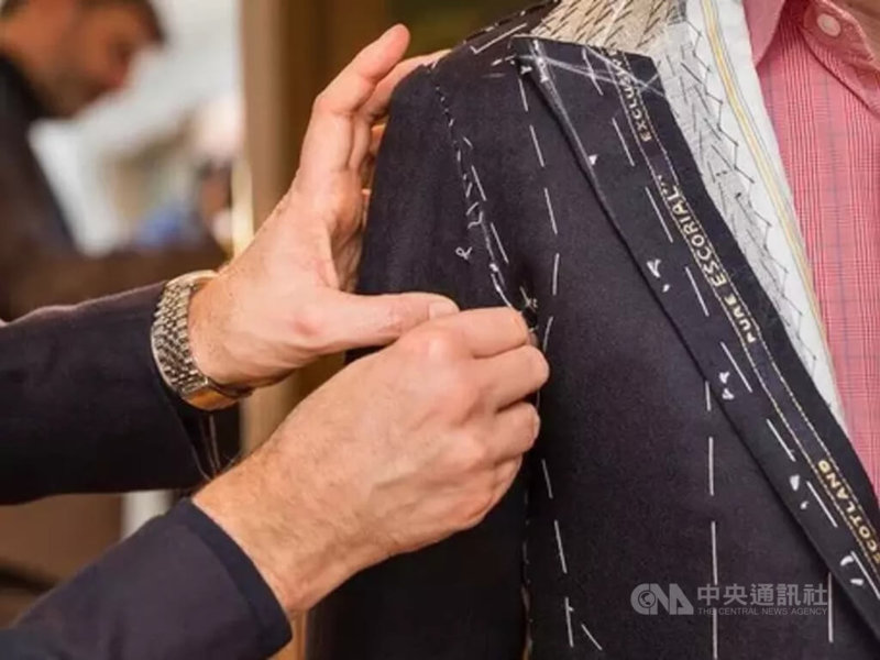 裁縫師為顧客進行西裝試穿與調整,展現依個人尺寸製作的男裝裁縫工藝,從量身、打版到手工縫製與整燙皆仰賴專業技術與經驗,強調合身性與穿著舒適度。(取自德國聯合國教科文組織委員會網站)中央社記者林尚縈柏林傳真 115年3月30日