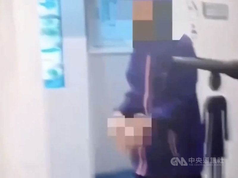 台北市警察局捷運警察隊30日於捷運中山站地下街巡查時，發現一名婦人持水果刀，上前攔查制止，對方稱是要吃水果，才拿出刀具到廁所清洗，警方將水果刀依法扣留，並交由轄區派出所處理。（翻攝照片）中央社記者黃麗芸傳真　115年3月30日