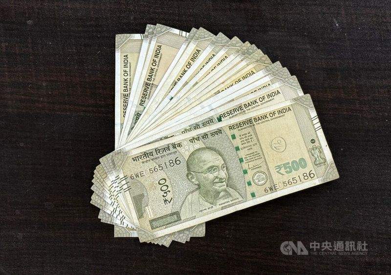 中東衝突持續延燒，導致全球油價不斷上漲，印度經濟因而受到波及，印度盧比（圖）對美元的匯率30日首度跌破95大關。中央社記者李晉緯新德里攝　115年3月30日