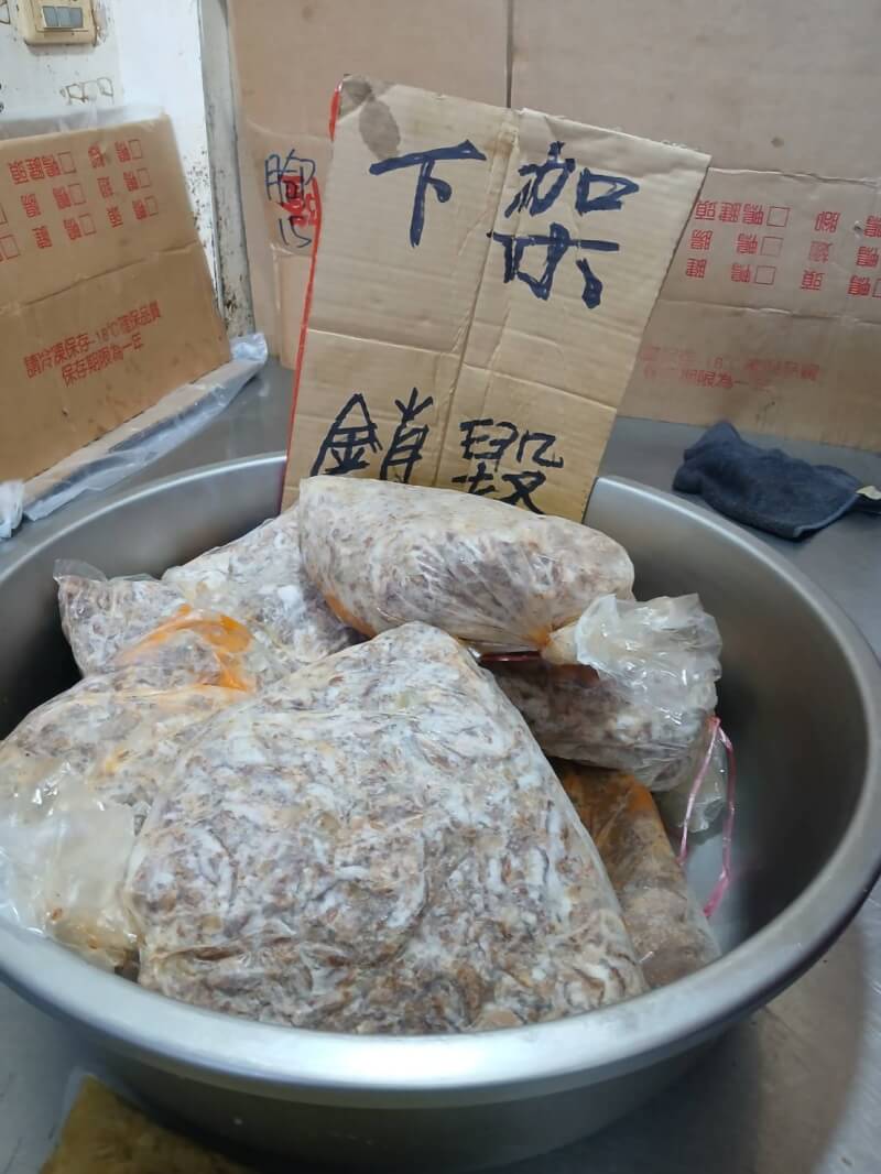 民眾28日到宜蘭羅東知名滷味店購買牛筋，吃到一半發現裝滷味袋子內留有生鏽刀片，衛生局30日稽查未發現刀片，業者已下架同批牛筋共11公斤。（宜蘭縣衛生局提供）中央社記者王朝鈺宜蘭傳真　115年3月30日