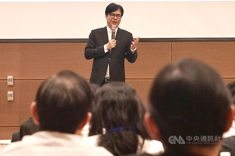 「AI城市新紀元-高雄數位港及人工智慧發展產業交流座談會」30日舉辦，高雄市長陳其邁盼透過座談交流會，串聯政府部門、產業、潛在民間投資人進一步合作，凝聚「高雄數位港」的發展共識。中央社記者董俊志攝　115年3月30日