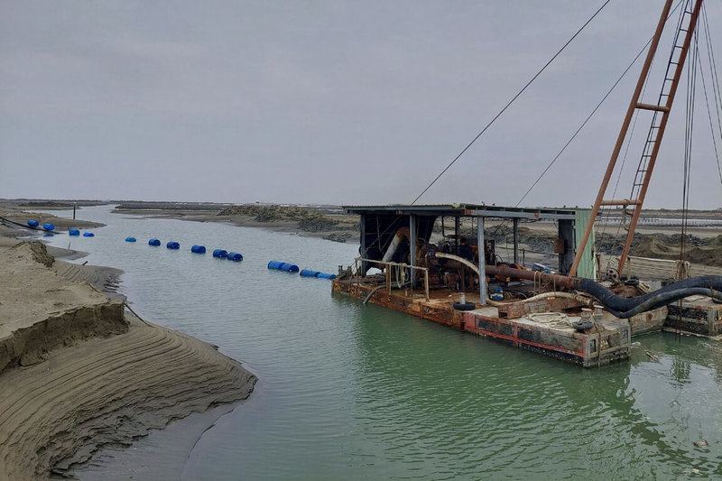 台南市七股外海沙洲在114年7月被颱風丹娜絲帶來暴潮衝破，市府規劃復建工程，七股潟湖疏濬抽砂至沙洲養灘。（台南市政府提供）中央社記者楊思瑞台南傳真  115年3月30日