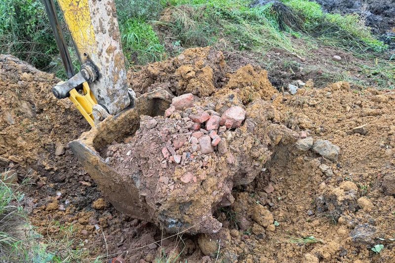 桃園地方檢察署30日宣布破獲有地主勾結犯罪集團回填廢棄物案，桃園市政府環保局表示，現場收受砂石場污泥、營建剩餘土石方及營建廢棄物，犯罪地點涵蓋中壢區2處埤塘，短短2個月內即藉此賺取逾新台幣1800萬元不法暴利。（桃園地方檢察署提供）中央社記者吳睿騏傳真　115年3月30日