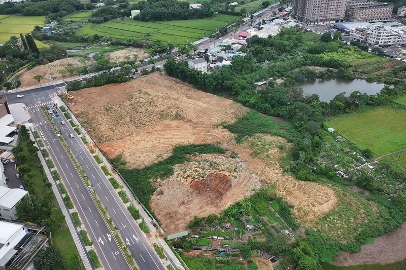 桃園地方檢察署30日宣布破獲有地主勾結犯罪集團回填廢棄物案，不法所得逾新台幣1800萬元，近日偵結起訴被告黃男等11人，除依法等請求從重量刑，並聲請沒收查扣做案機具及不法所得。（桃園地方檢察署提供）中央社記者吳睿騏傳真　115年3月30日