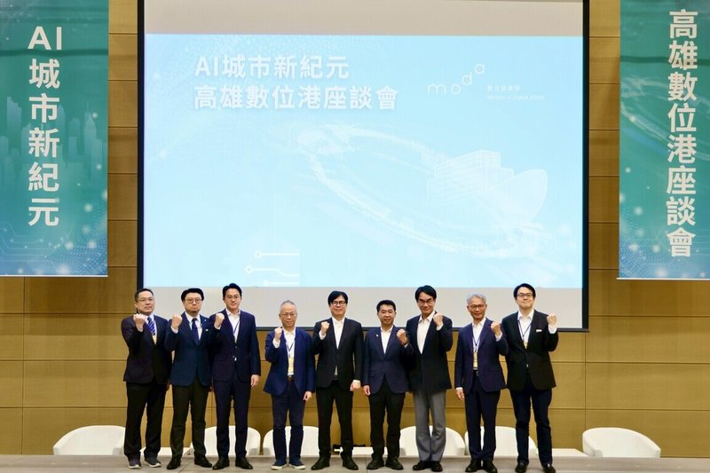 數位發展部30日下午在高雄舉辦「AI城市新紀元-高雄數位港及人工智慧發展產業交流座談會」，數發部長林宜敬（右3）、高雄市長陳其邁（中）出席。（高雄市政府提供）中央社記者蔡孟妤傳真　115年3月30日