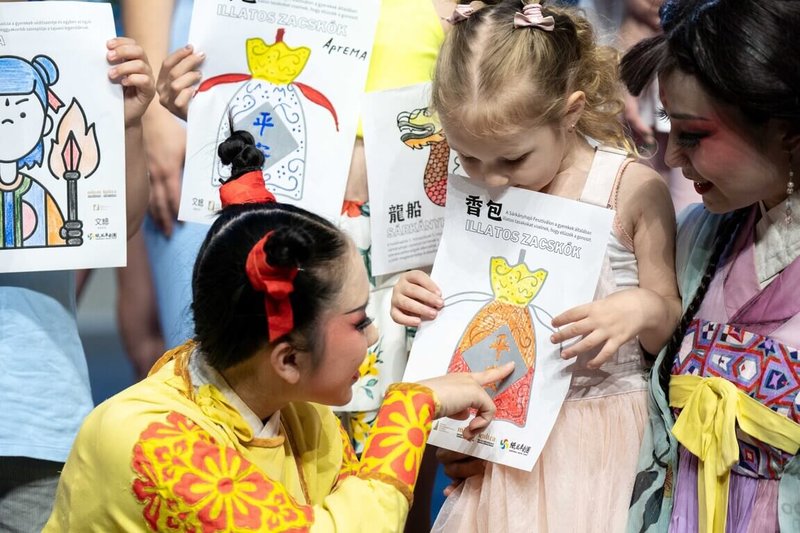 國家表演藝術中心董事長高志尚即將卸任，新任董事李永豐表示，紙風車劇團2023年赴匈牙利巡演，高志尚捐款買票，邀請烏克蘭難民家庭看戲，「謝謝高董對台灣表藝界的付出」。（紙風車劇團提供）  中央社記者趙靜瑜傳真　115年3月30日
