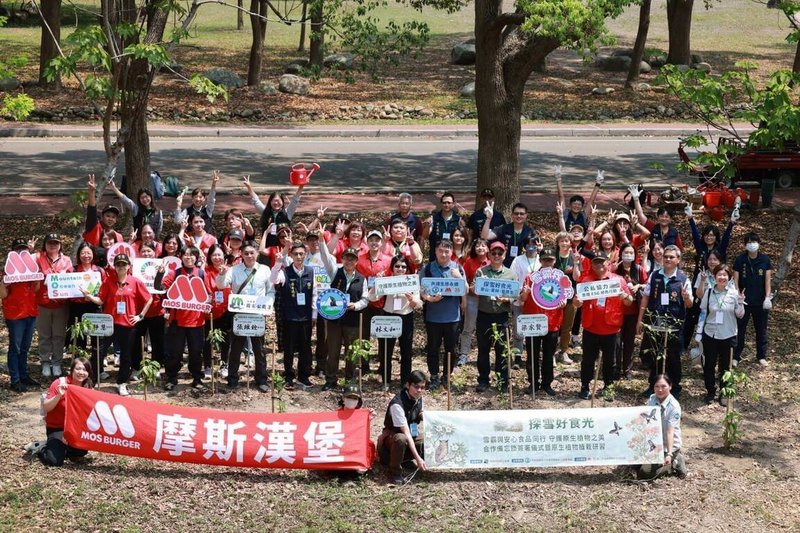 雪霸國家公園管理處30日與企業在汶水遊客中心簽署合作備忘錄（MOU），現場同步舉辦原生植物植栽研習營，種下100棵原生種植物，計劃將汶水園區打造為「原生植物園區」，成為戶外生態教室。（雪管處提供）中央社記者管瑞平傳真　115年3月30日