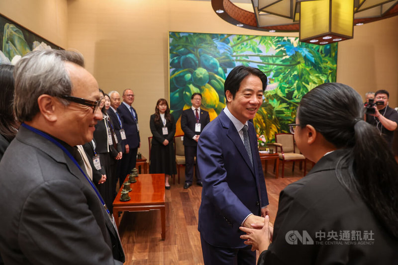 總統賴清德（前中）30日上午在總統府接見「第32屆全國大專院校傑出服務性社團暨社團領袖傑青獎」得獎代表、指導老師及國際傑人會中華民國總會重要幹部，一一握手致意。中央社記者吳家昇攝　115年3月30日