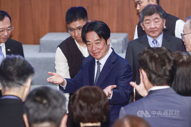 總統賴清德（中）30日下午在台北出席「114年度護理友善醫院職場典範認證頒獎典禮」，入場時向與會人士寒暄問候。中央社記者鄭清元攝　115年3月30日