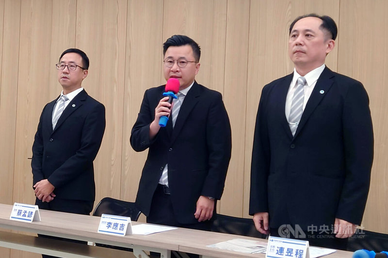 幸福家不動產總經理李應吉（中）與副總蔡孟諺（左）、法務主任連昱程（右）30日下午出席記者會，說明員工涉及在棒球場攻擊工讀生事件。中央社記者楊思瑞攝　115年3月30日