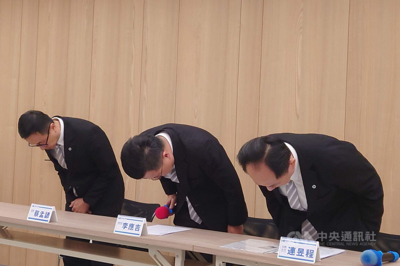 原在幸福家不動產任職的蔣姓男子29日晚間在台南亞太棒球場攻擊工讀生，幸福家不動產總經理李應吉（中）30日下午在記者會向社會大眾鞠躬道歉。中央社記者楊思瑞攝　115年3月30日