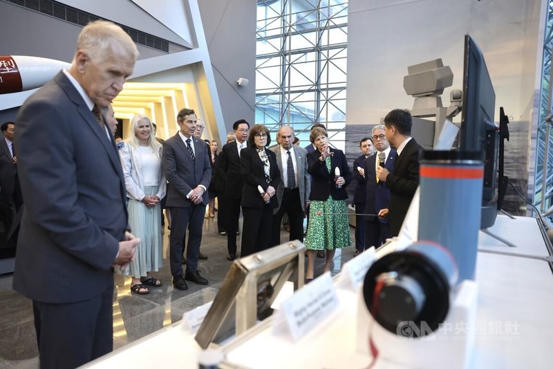 美國聯邦參院跨黨派訪團30日訪台，下午參訪國家中山科學研究院，參觀勁Ⅲ型、勁IV型多用途彈頭等中科院產品。中央社記者裴禛攝 115年3月30日