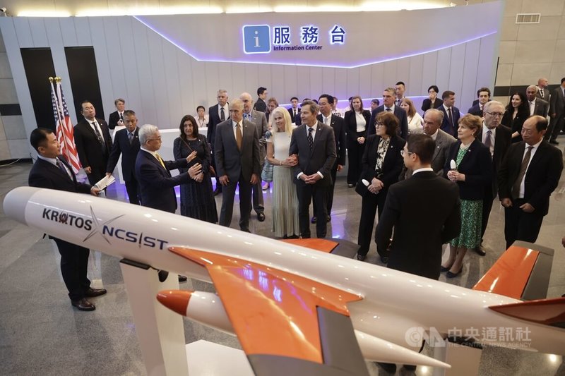 美國聯邦參院跨黨派訪團30日訪台，下午參訪國家中山科學研究院，在中科院人員導覽下了解勁蜂Ⅳ型攻擊無人機等產品。中央社記者裴禛攝 115年3月30日