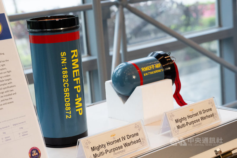中科院30日披露可供勁蜂3型及4型無人機所使用的多用途彈頭。中央社記者游凱翔攝 115年3月30日