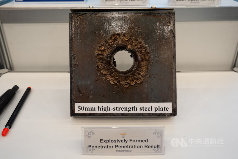 中科院30日披露供勁蜂4型無人機所使用的多用途彈頭，並成功貫穿50公厘厚的高強度鋼板。中央社記者游凱翔攝　115年3月30日