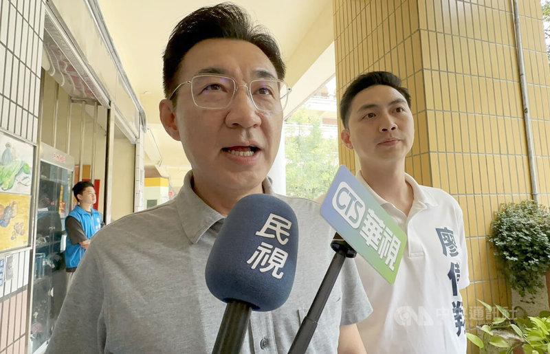 國民黨台中市長初選電話民調結果即將出爐，立法院副院長江啟臣（左）30日受訪表示，平常心看待，藍綠終須一戰，黨內必須團結。中央社記者趙麗妍攝　115年3月30日