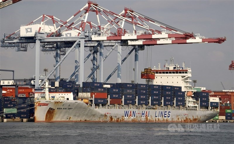 圖為停靠高雄港區的萬海航運貨櫃船。（中央社檔案照片）