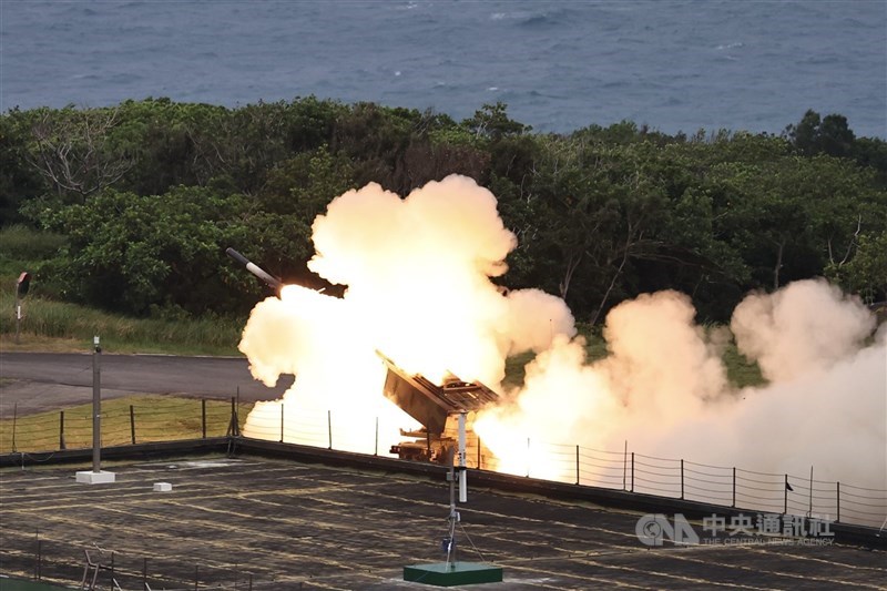 圖為陸軍舉行海馬士多管火箭系統射擊操演。（中央社檔案照片）