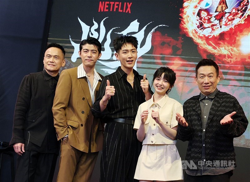 原創奇幻民俗動作影集「乩身」改編自同名人氣漫畫與小說，主要演員陳以文（左起）、王柏傑、柯震東、陳姸霏、郭子乾28日在台北合體出席影集上線記者會，為新劇宣傳造勢。 中央社記者郭日曉攝 115年3月28日