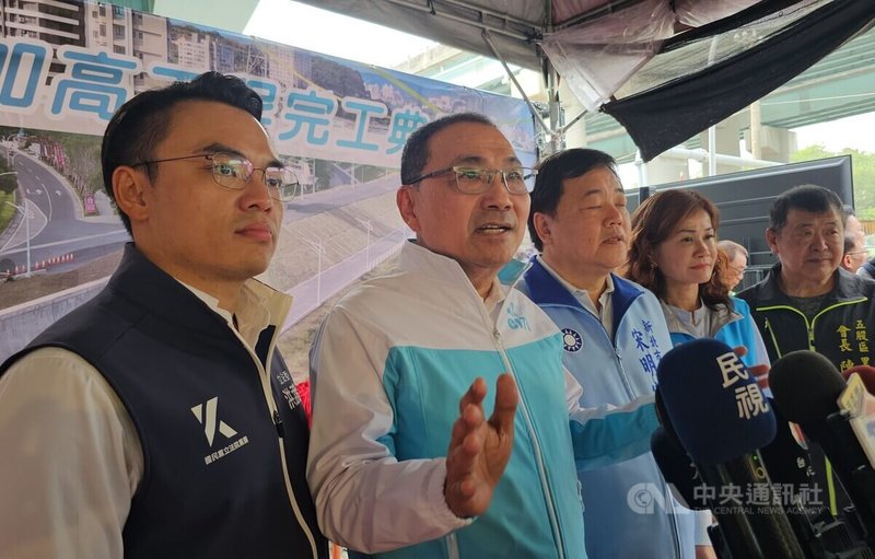 新北市長侯友宜（左2）30日受訪表示，軍購須提合理化項目、金額，讓立法院好好審，希望大家有共識，且希望儘快審國防預算，理性監督。中央社記者王鴻國攝　115年3月30日