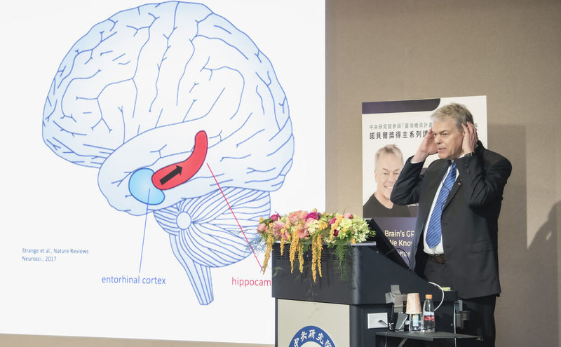 中央研究院「台灣橋梁計畫」邀請2014年諾貝爾生醫獎得主愛德華．穆瑟（Edvard I. Moser）演講，說明大腦中內嗅皮質如何運作空間及時間，如同動態的GPS；相關研究有助阿茲海默症早期診斷與治療神經退化疾病。（中研院提供）中央社記者張雄風傳真　115年3月30日