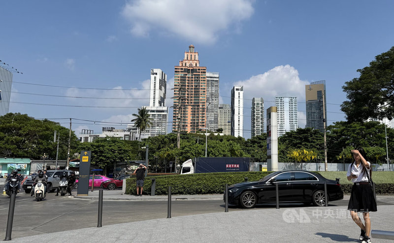 泰國首都曼谷天氣炎熱，30日高溫達攝氏34度，街頭民眾以手遮陽光。據預測，未來幾天可能出現37度以上高溫，當局警告，4月體感溫度恐達60度，呼籲嚴防高溫、慎防中暑。中央社記者李宗憲曼谷攝　115年3月30日