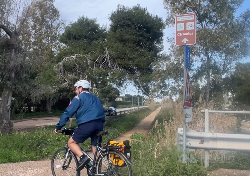 Ciclonica單車道沿途都會有咖啡色路標,方便騎士循線而行,也可以下載App規劃路線。中央社記者黃雅詩薩倫托攝 115年3月30日