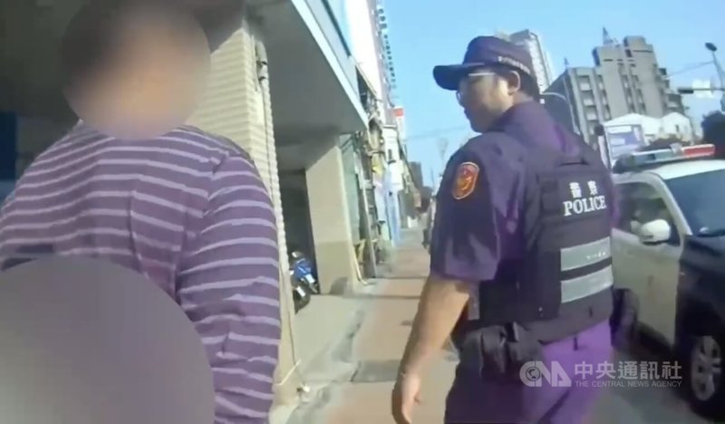 吳姓男子日前向台中市北區店家佯稱手機遭反鎖於特斯拉車輛內，借款新台幣2000元，留下虛假身分及聯絡電話後離去，吳男29日再度現蹤，遭警方逮獲送法辦。（翻攝照片）中央社記者郝雪卿傳真　115年3月30日