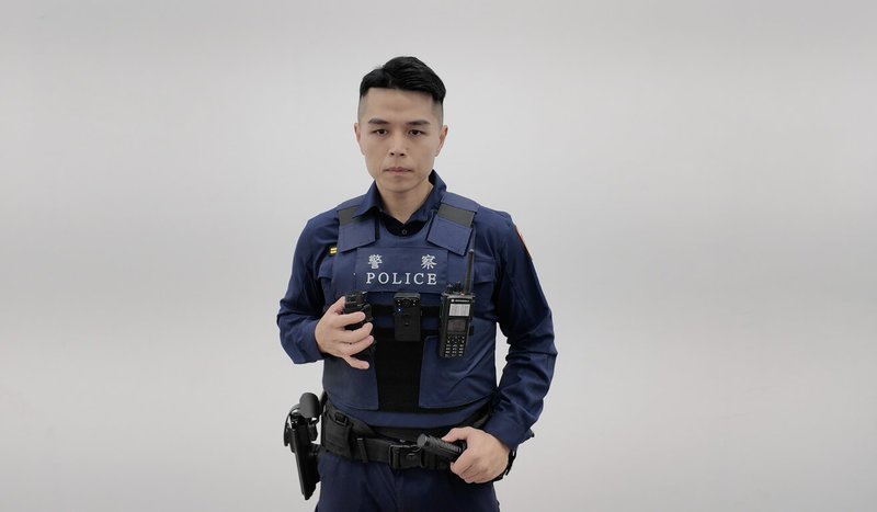 內政部警政署30日說明，新式防彈衣提升防彈性能，同時也優化版型，採用國際高規格標準，能夠有效擋住殺傷力更強的子彈。（警政署提供）中央社記者黃麗芸傳真　115年3月30日