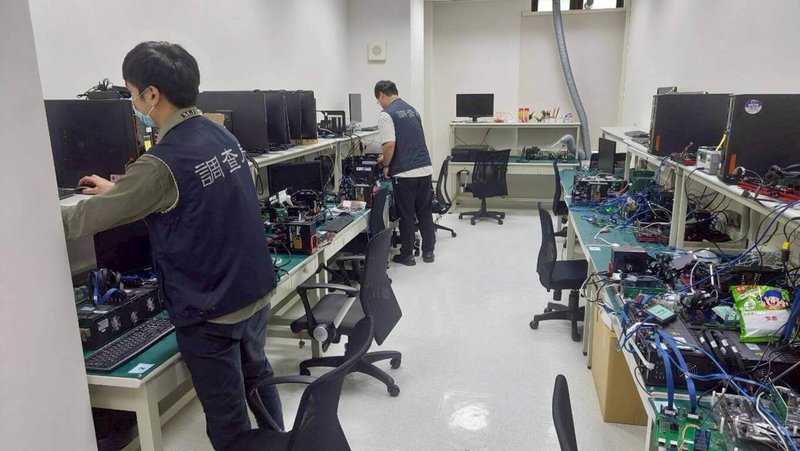 調查局自3月16日至26日，同步掃蕩11家中國企業在台非法挖角台灣高科技人才案件。圖為搜索扣押現場。（調查局提供）中央社記者謝君臨傳真　115年3月30日