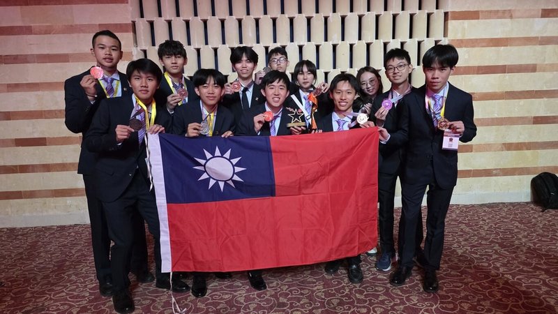 「突尼西亞國際工程與科技節」日前舉行，為非洲規模最大的國際科學展覽活動之一，台灣學生拿下4金2銀2銅，其中1件作品還獲選為大會Top 2。（科教館提供）中央社記者許秩維傳真　115年3月30日