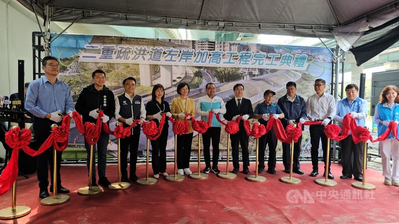 新北市政府30日舉辦二重疏洪道左岸加高工程完工典禮，市長侯友宜（左6）出席剪綵並表示，堤防高度由6公尺提高到10公尺，防洪標準也由20年提高到200年。中央社記者王鴻國攝　115年3月30日