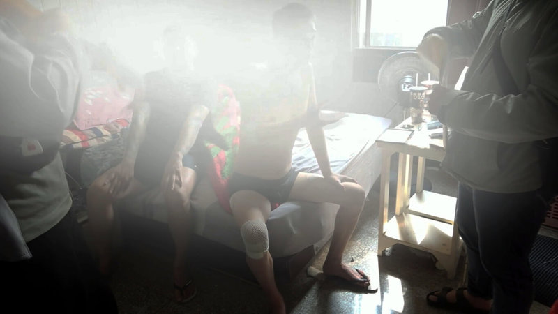 嘉義縣謝姓女子日前誤信網路索取台灣燈會瑪利歐提燈詐騙訊息，損失新台幣75萬餘元，警方獲報迅速鎖定涉案車手（床上2人），拘提到案。（警方提供）中央社記者蔡智明傳真　115年3月30日