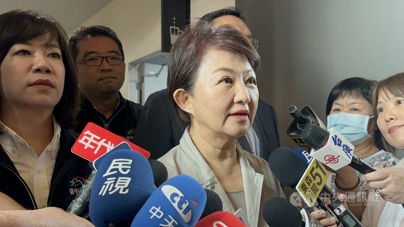 台中市長盧秀燕（前中）30日接受媒體聯訪表示，她認為國防特別條例草案預算不管政院版、國民黨版或是她的版本，差異不是很大；她認為潛艦部分應縮小、無人機部分要放大。中央社記者趙麗妍攝　115年3月30日