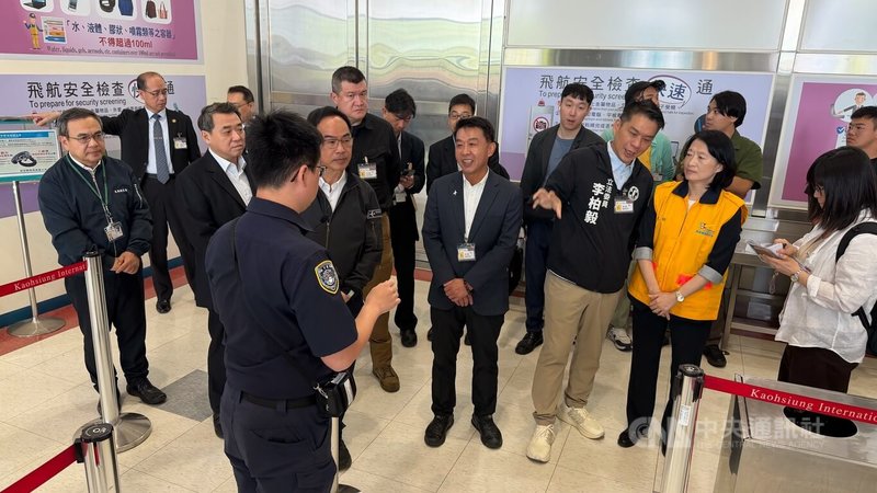 立法院內政委員會30日考察高雄國際航空站出境通關流程，眾人於聽取簡報說明後，隨人員到機場內了解相關規劃。中央社記者張已亷攝　115年3月30日