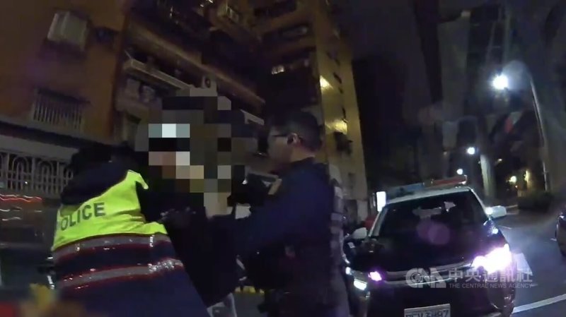 知名蔣姓健身教練（中）27日酒駕遭逮，蔣男情緒激動，竟拒捕還出拳毆警，依法送辦。（翻攝照片）中央社記者黃麗芸傳真　115年3月30日