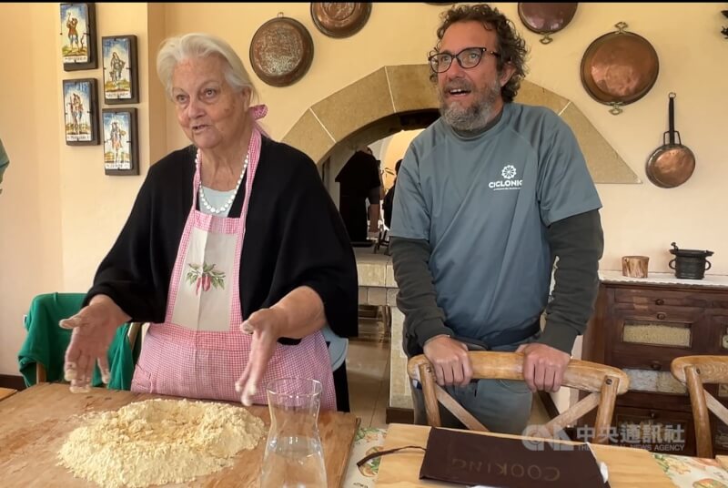 當地不少商家提供全包式騎車體驗,薩倫托單車之旅負責人卡雄內(Carlo Cascione)(右)表示,他會帶客人到母親安娜(左)的農莊參加廚藝體驗課,認識義大利當地文化。中央社記者黃雅詩薩倫托攝 115年3月30日