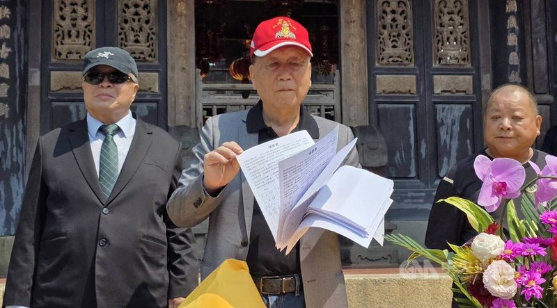 澎湖天后宮主任委員蔡光明（中）30日在天后宮前舉行記者會表示，以個人意願發起「支持（澎湖縣長陳光復妻子）吳淑瑾代夫出征」連署，力挺吳淑瑾選澎湖縣長，已超過4000餘人響應。中央社  115年3月30日