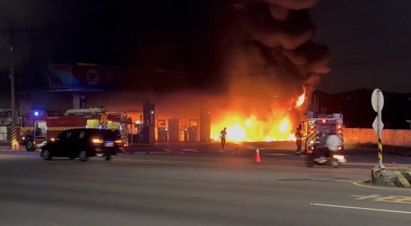 屏東縣萬丹鄉一處加油站30日晚間發生火警，烈焰沖天、濃煙直竄天際。（許姓民眾提供）中央社記者李卉婷傳真　115年3月30日