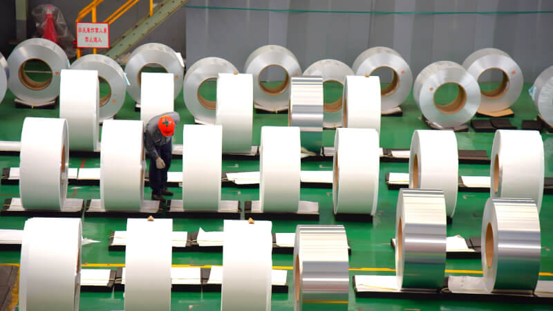 中東衝突升溫影響能源市場，也逐步牽動原物料供應鏈，目前鋁、藥品與飼料供應尚穩定。圖為中鋁工廠生產作業情形。（圖取自中鋼鋁業網頁csalu.com.tw）