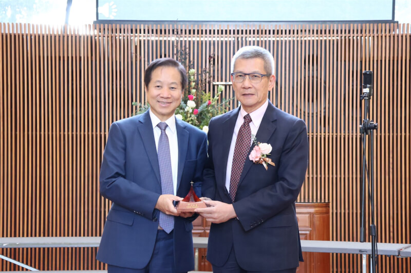 東海大學傑出校友、帆宣科技總經理林育業（右）受聘擔任母校第36屆董事。林育業長期深耕半導體與高科技產業，此次加入董事會，將為東海注入強大的產學接軌動能。圖為林育業日前獲頒傑出校友時，與校長張國恩（左）合影。（東海大學提供）