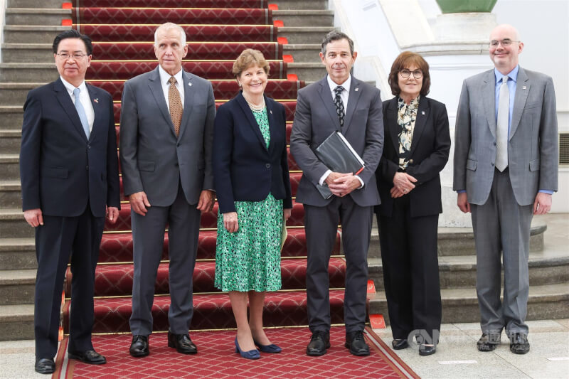 美國聯邦參議院外交委員會民主黨首席議員夏亨（Jeanne Shaheen）（左3）及共和黨參議員匡希恆（John Curtis）（右3）所率跨黨派訪問團30日拜會總統賴清德，成員包括聯邦參院台灣連線共同主席提里斯（Thom Tillis）（左2），以及聯邦參議員羅森（Jacky Rosen）（右2）。左1為國安會祕書長吳釗燮，右為美國在台協會（AIT）處長谷立言。中央社記者吳家昇攝　115年3月30日