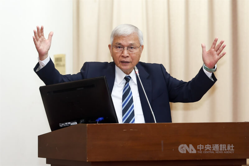 受中東局勢不確定性影響，外資賣超台股並匯出，中央銀行總裁楊金龍30日在立法院財委會答詢時表示，中東戰事導致資金外流仍在可控範圍內，股市上漲至一定程度回檔修正，「上上下下很正常」，目前台灣經濟成長仍穩健。中央社記者王騰毅攝  115年3月30日
