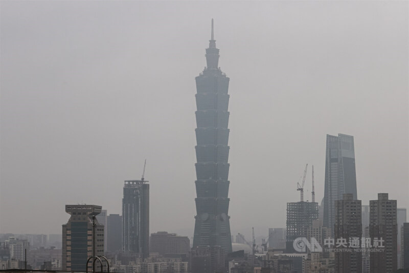 空氣品質不佳，西半部多區已達橘色提醒、金門與台北市部分地區因地形限制與弱風亮起紅色警示，30日台北101等建築輪廓模糊，國健署提醒民眾減少戶外活動並配戴口罩，以降低空污對健康影響。中央社記者鄭清元攝　115年3月30日