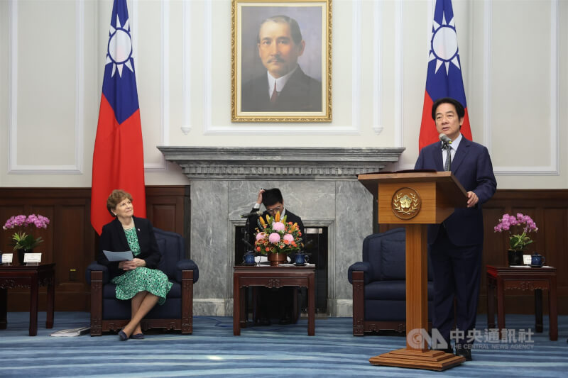 總統賴清德（右）30日上午在總統府接見美國聯邦參議院外交委員會民主黨首席議員夏亨（Jeanne Shaheen，另譯：夏欣）（左）及共和黨參議員匡希恆（John Curtis）所率跨黨派訪問團，賴總統致詞時對立法院審查國防特別條例草案表達關切。中央社記者吳家昇攝　115年3月30日