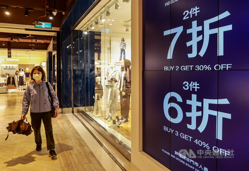 國發會30日公布115年2月景氣燈號，連續第3個月亮紅燈，國內經濟維持穩健，百貨業者推出折扣促銷吸引民眾消費。中央社記者鄭清元攝　115年3月30日