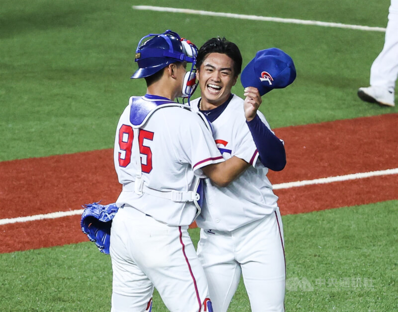 2023年杭州亞運台灣隊以12比1扣倒泰國隊，王彥程（右）6局後援登板無失分，賽後開心與捕手戴培峰擁抱。（中央社檔案照片）