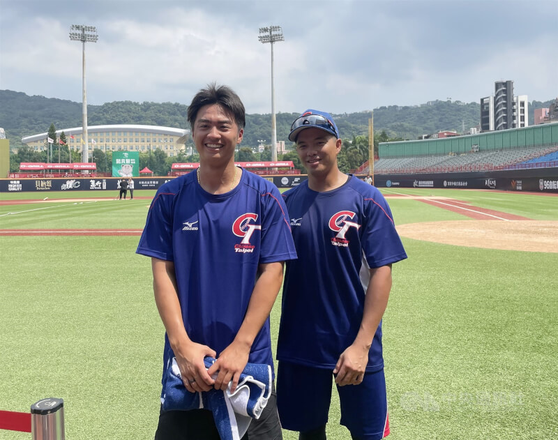 2023年王彥程（左）加入杭州亞運台灣隊訓練，與當時效力於埼玉西武獅隊的野手吳念庭合影。（中央社檔案照片）